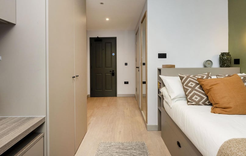 4 Bed Classic En-suite, The Garage, 98 Harvest Road, Egham - Image 1