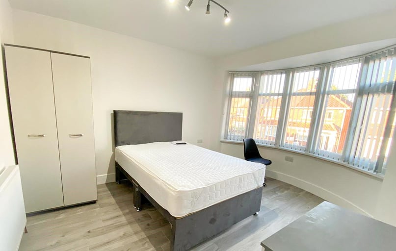 Warwick Avenue, Lenton Abbey, Nottingham - Image 1