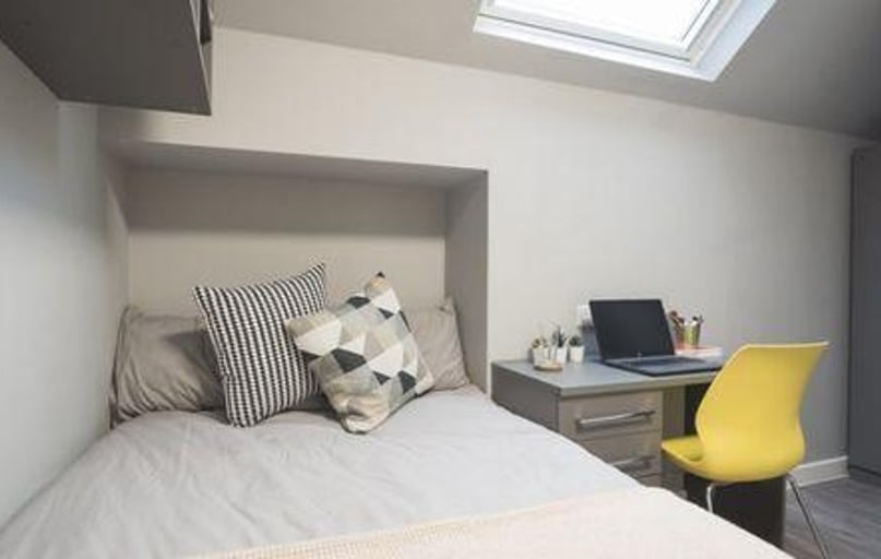 Loft Ensuite, Allen Court, 1 Cromwell Range, Fallowfield, Manchester - Image 1