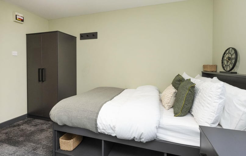 Ensuite, Dean House, New Cross Road, New Cross, London - Image 1