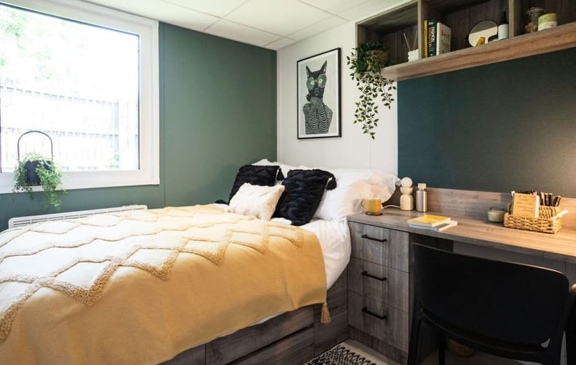 Luxury Ensuite Plus, Crown Place, St Ann's Well Road, The Old Meadows, Nottingham - Image 1