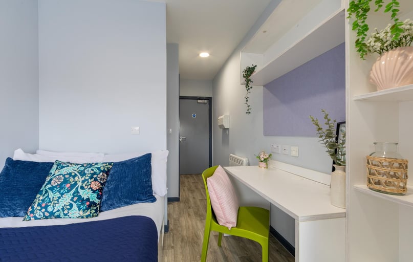 Silver Ensuite, Archer House, Castle Gate, Lace Market, Nottingham - Image 1