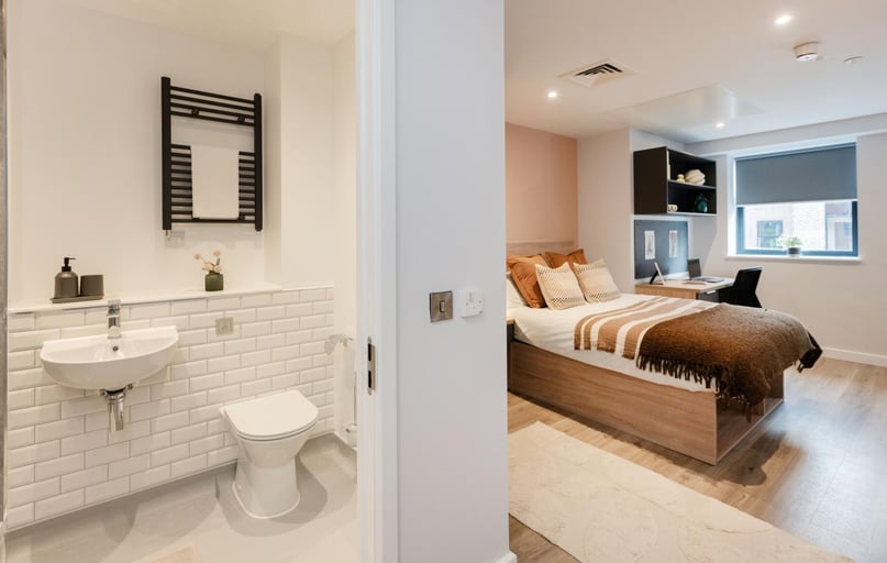 Accessible Studio, Headrow Court, Park Cross Street, Hyde Park, Leeds - Image 1