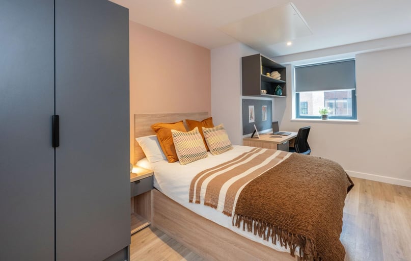 Deluxe Plus Studio, Headrow Court, Park Cross Street, Hyde Park, Leeds - Image 1