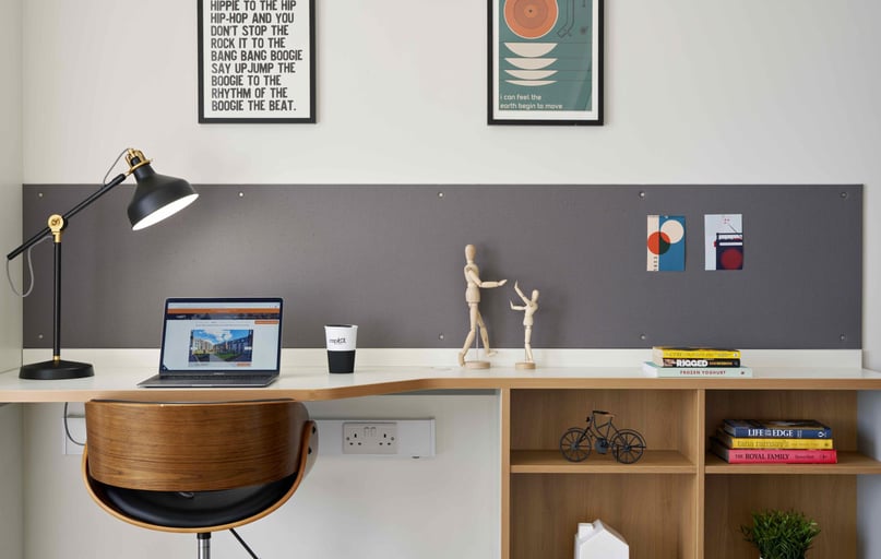 BRONZE ENSUITE PLUS DESK