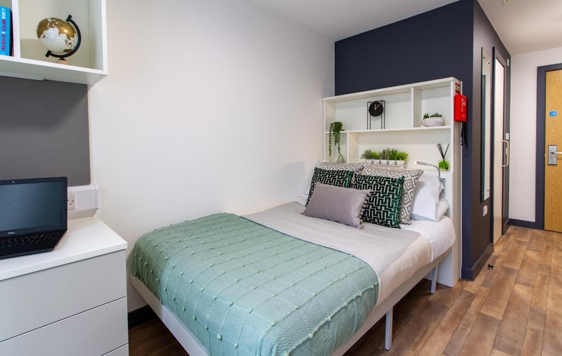 Classic Ensuite, Plymouth Cross House, 6 Raleigh Street, City Centre, Plymouth - Image 1