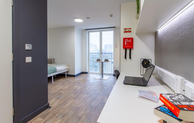 Executive Studio, Plymouth Cross House, 6 Raleigh Street, City Centre, Plymouth - Image 1