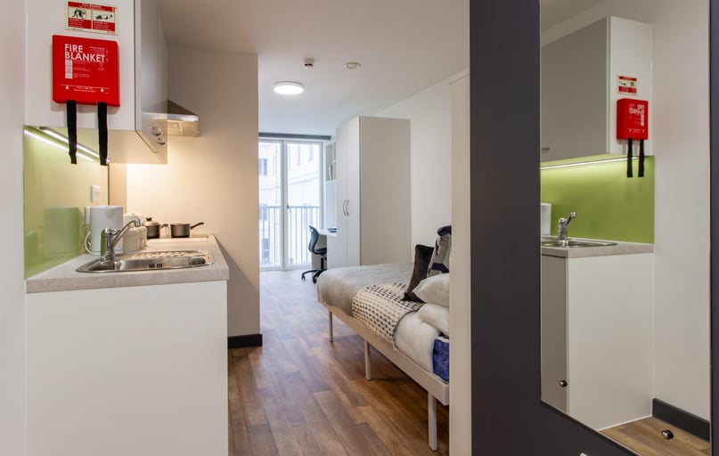 Deluxe Studio, Plymouth Cross House, 6 Raleigh Street, City Centre, Plymouth - Image 1