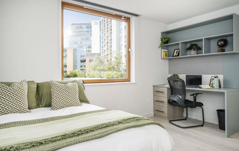 Deluxe Studio, The Paragon, Boston Manor Road, Brentford, London - Image 1