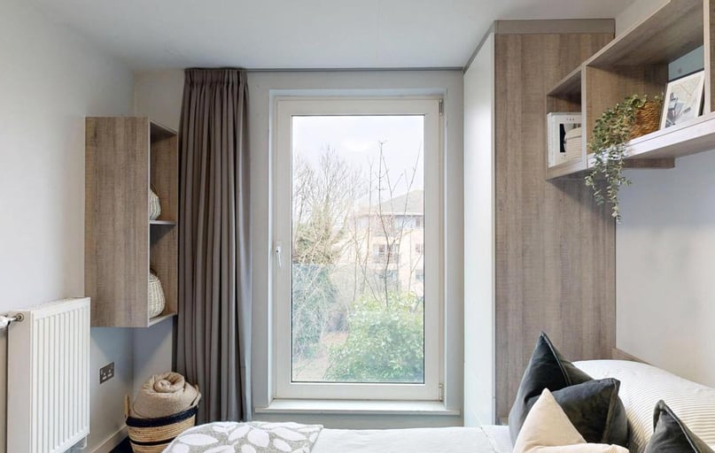 Canal View Room, Graystacks, 171 Castle Blvd, Dunkirk, Nottingham - Image 1