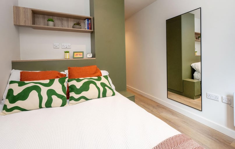 Platinum Ensuite, Centre Court, Alfreton Road, Lenton, Nottingham - Image 1