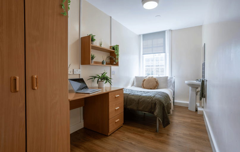 Silver Non Ensuite, Garth Heads, Off Melbourne Street, City Centre, Newcastle - Image 1