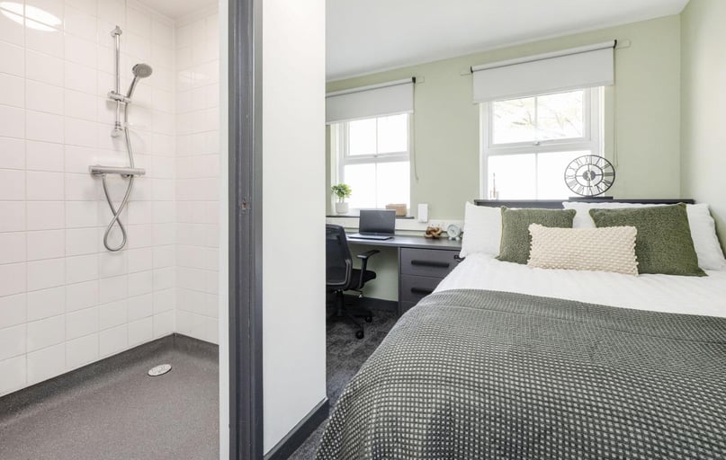 Classic Ensuite Wet Room, Dean House, New Cross Road, New Cross, London - Image 1