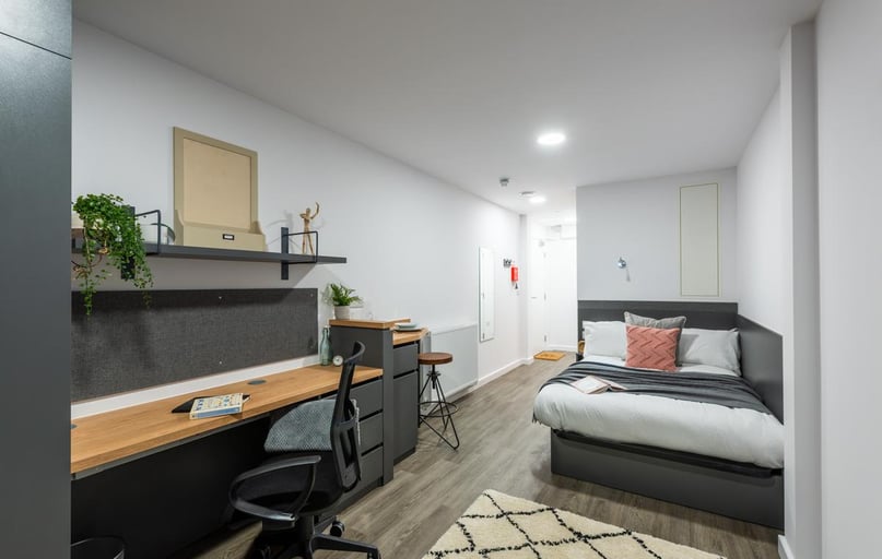 Deluxe Studio, The Valentine, 27-37 Perth Road, Gants Hill, London - Image 1
