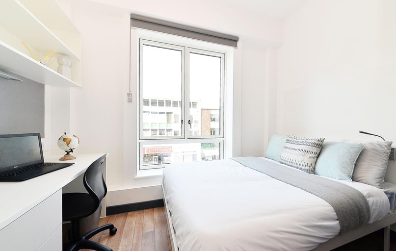 Silver Ensuite, Plymouth Cross House, 6 Raleigh Street, City Centre, Plymouth - Image 1