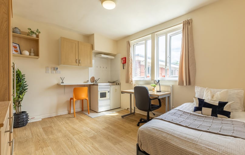 Large Studio, Brooke Hall, 17 Flodden Road, Lambeth, London - Image 1