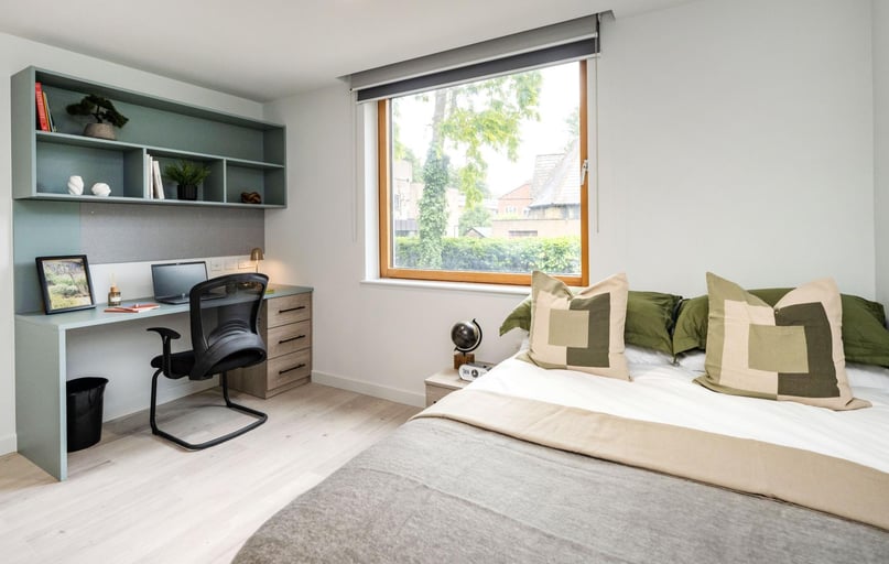 Deluxe Studio, The Paragon, Boston Manor Road, Brentford, London - Image 1