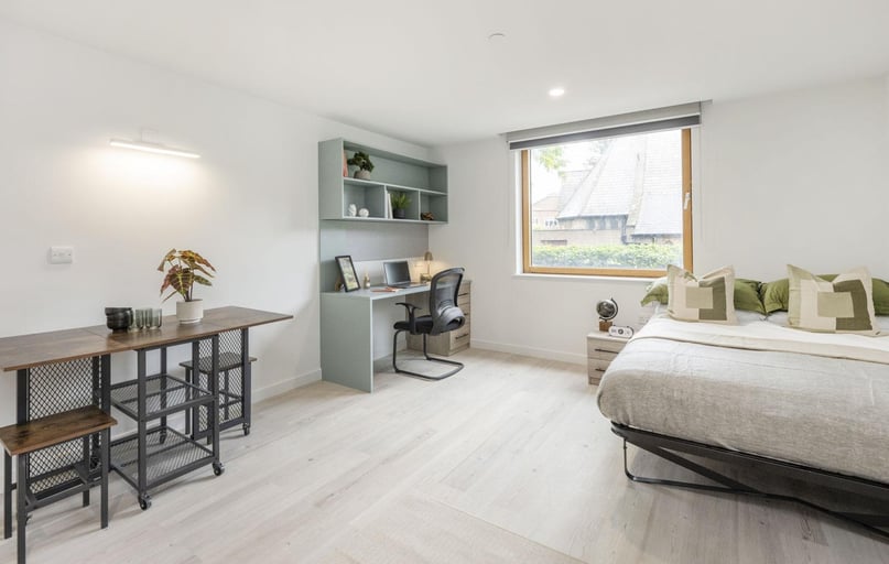 Deluxe Plus Studio, The Paragon, Boston Manor Road, Brentford, London - Image 1