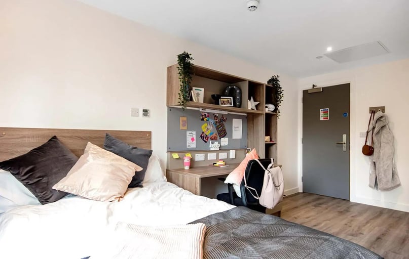 Silver Ensuite, Howard Gardens, Adamsdown, Cardiff - Image 1