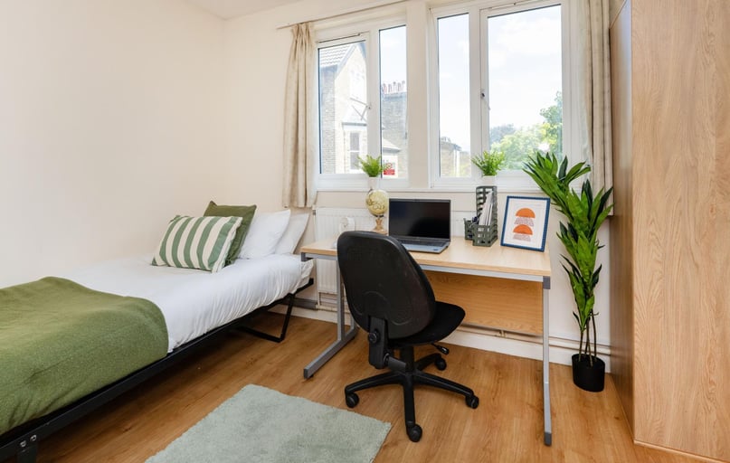 Large Studio, Brooke Hall, 17 Flodden Road, Lambeth, London - Image 1