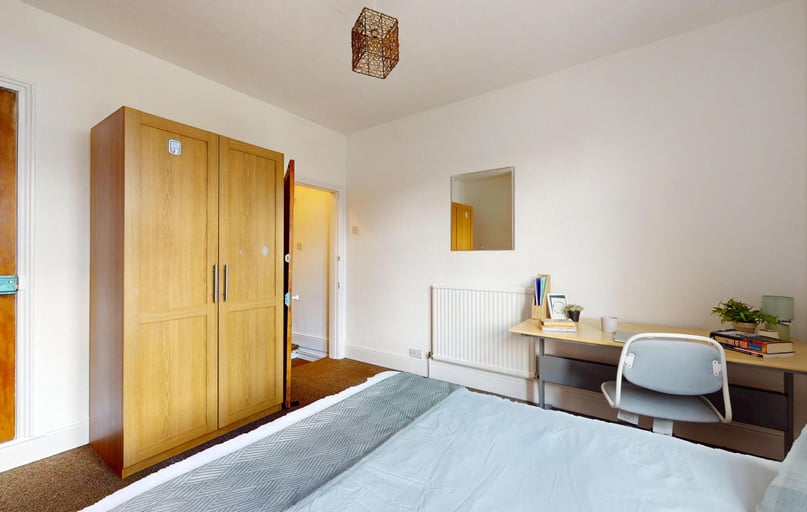 Clarendon Park Road, Clarendon Park, Leicester - Image 1