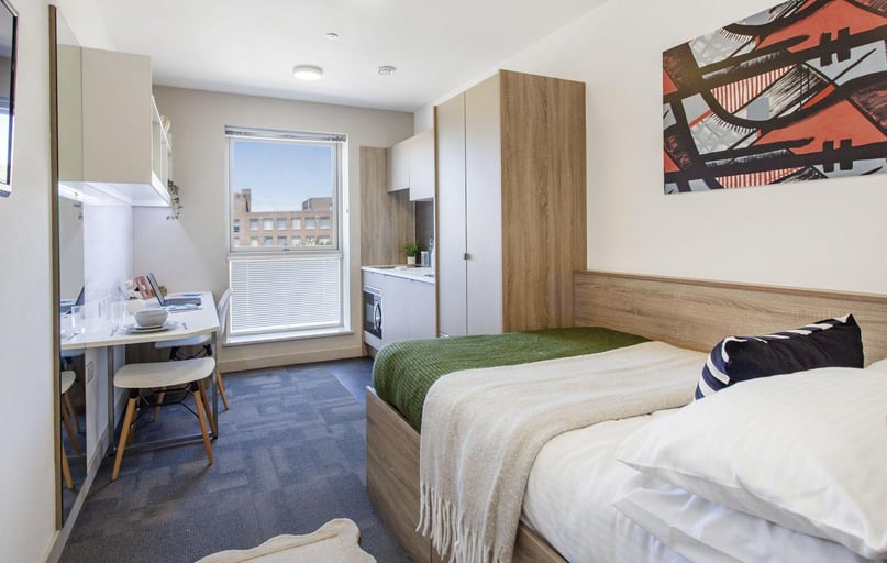 Superior Studio, Berkshire House, 252-256 Kings Road, City Centre, Reading - Image 1