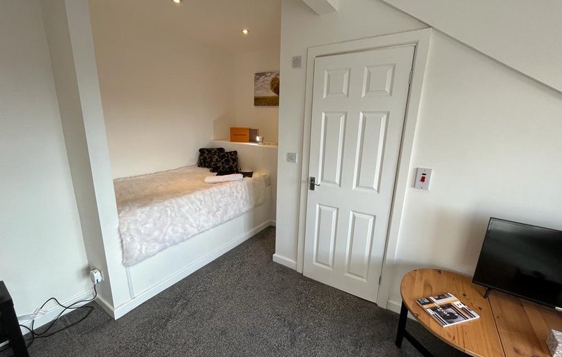 Room 5, 114 Austhorpe Road, Harehills, Leeds - Image 1