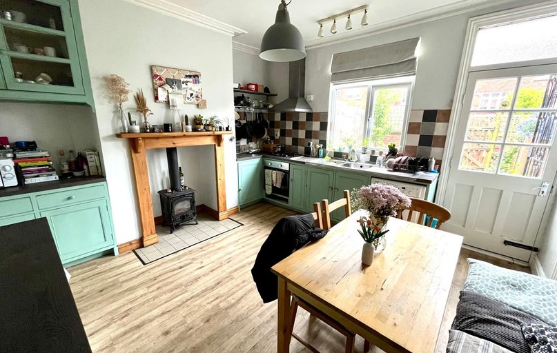 Room 1, 8 De Lacy Mount, Kirkstall, Leeds - Image 1