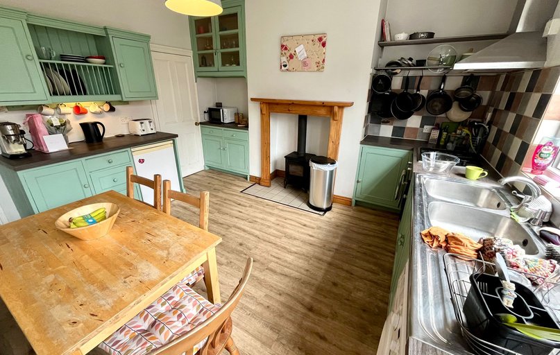 Room 4, 8 De Lacy Mount, Kirkstall, Leeds - Image 1