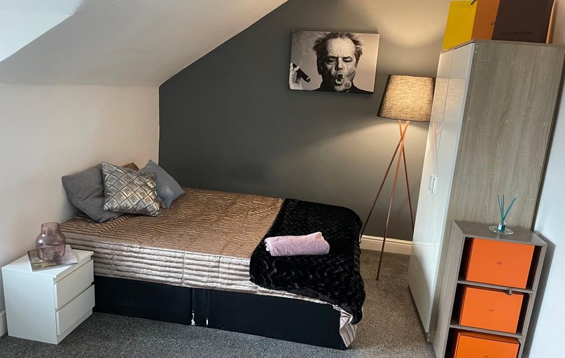 Room 4, 114 Austhorpe Road, Harehills, Leeds - Image 1