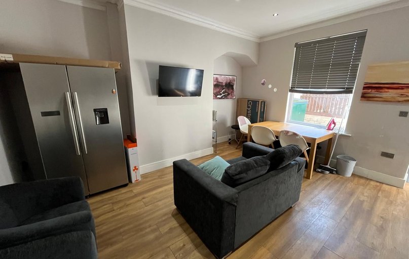 Room 2, 86 Hough Lane, Bramley, Leeds - Image 1
