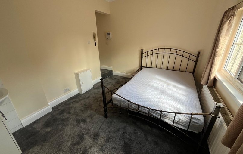 Room 2, 1a Darnley Road, West park, Leeds - Image 1