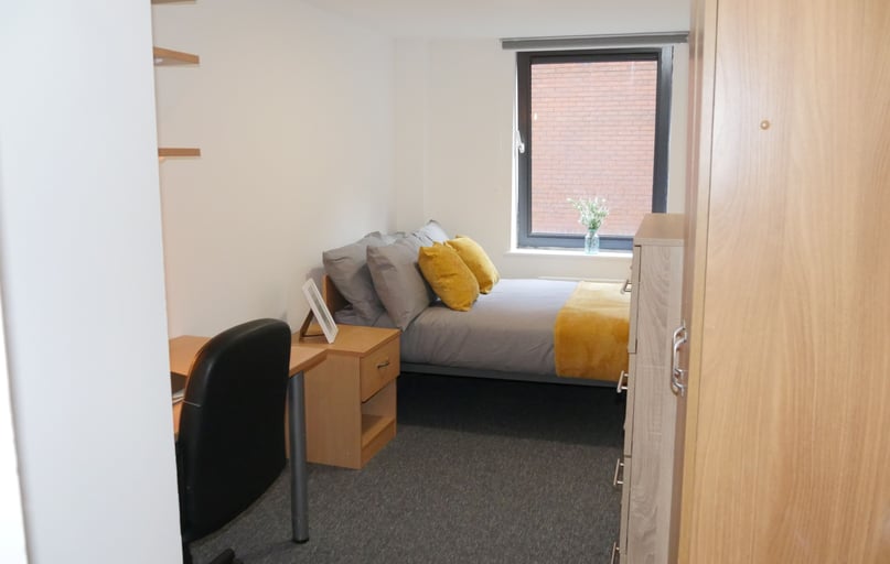 Ensuite - Silver, Central Place, 59a Edward Street, Netherthorpe, Sheffield - Image 1