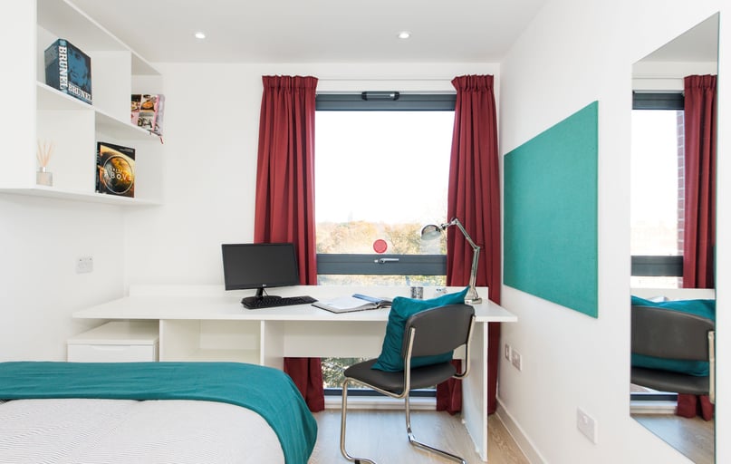 En-suite bronze, Vincent Place, Vincent's Walk, City Centre, Southampton - Image 1