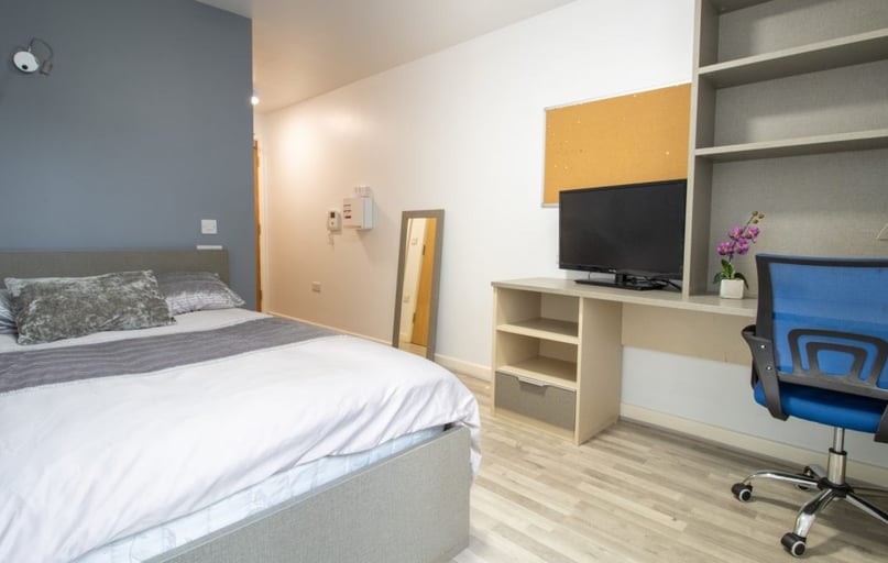 Cluster, Trinity Hall, Holborn Approach, Woodhouse, Leeds - Image 1