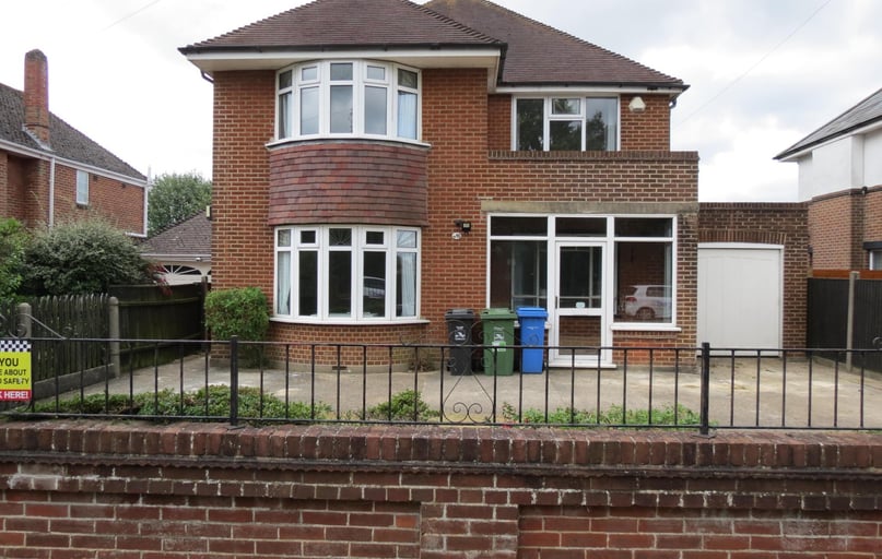 16 Talbot Drive, Talbot village, Poole - Image 1