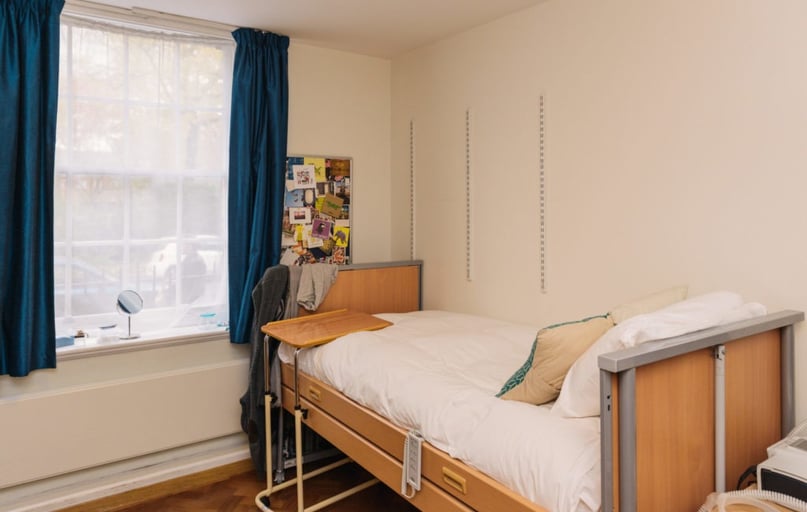 Accessible Ensuite, Goodenough College, Mecklenburgh Square, Russell Square, London - Image 1