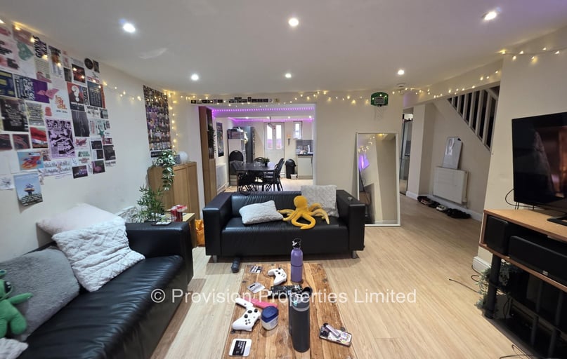 Brudenell Avenue, Hyde Park, Leeds - Image 1