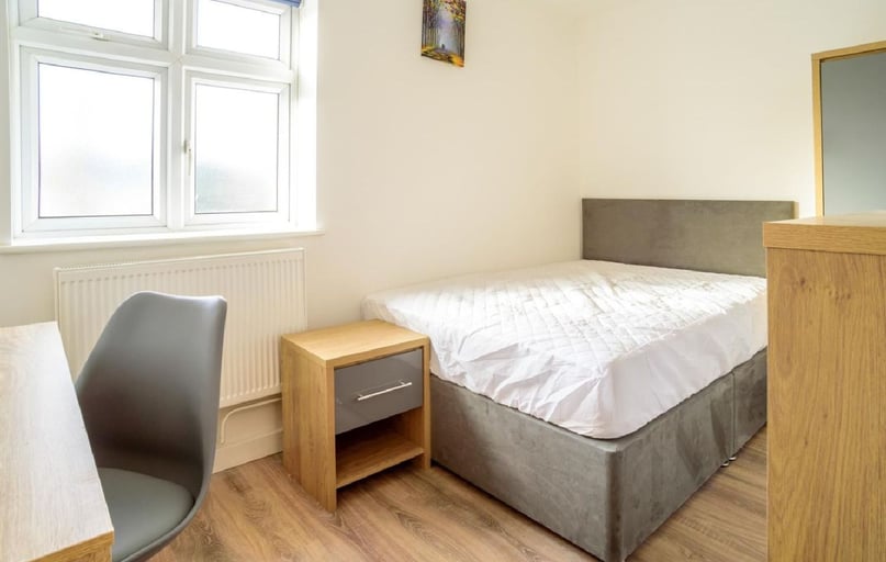 Queens Road (Room 2), Beeston, Beeston, Nottingham - Image 1