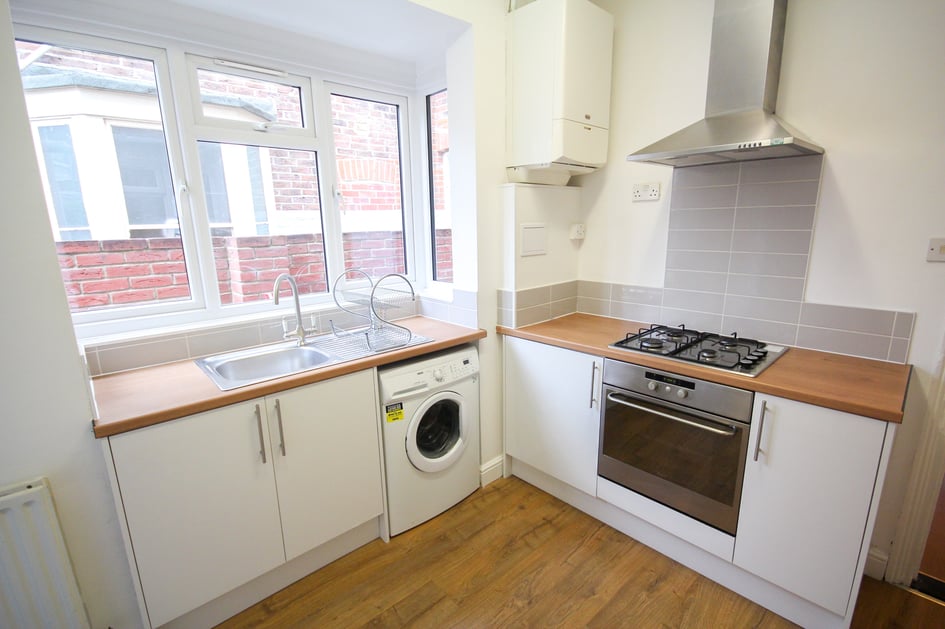 Baileys Rd(ALL DOUBLE BEDROOMS), Near university, Portsmouth - Image 1