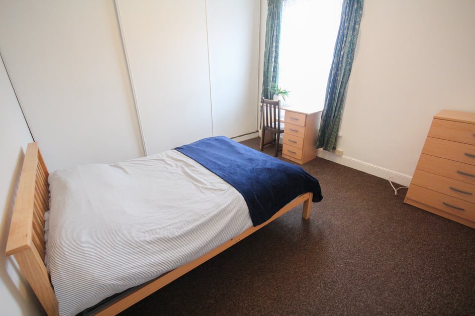 Baileys Rd(ALL DOUBLE BEDROOMS), Near university, Portsmouth - Image 2