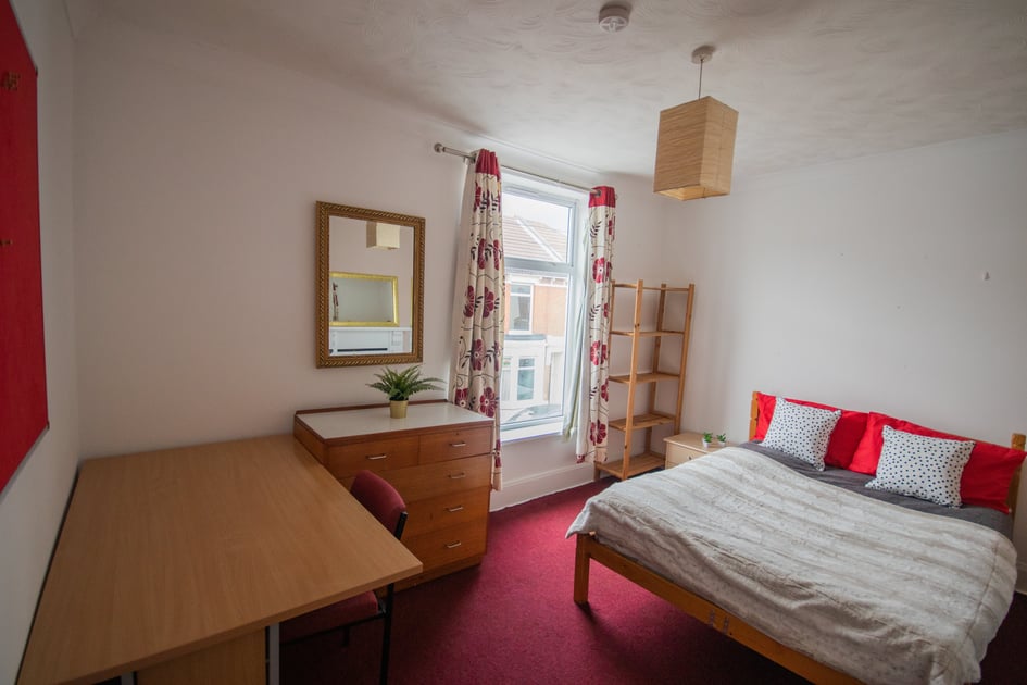 Harold Road (All DOUBLE BEDROOMS), Near university, Portsmouth - Image 1