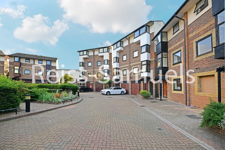 Barnfield Place, Isle of Dogs, London - Image 1