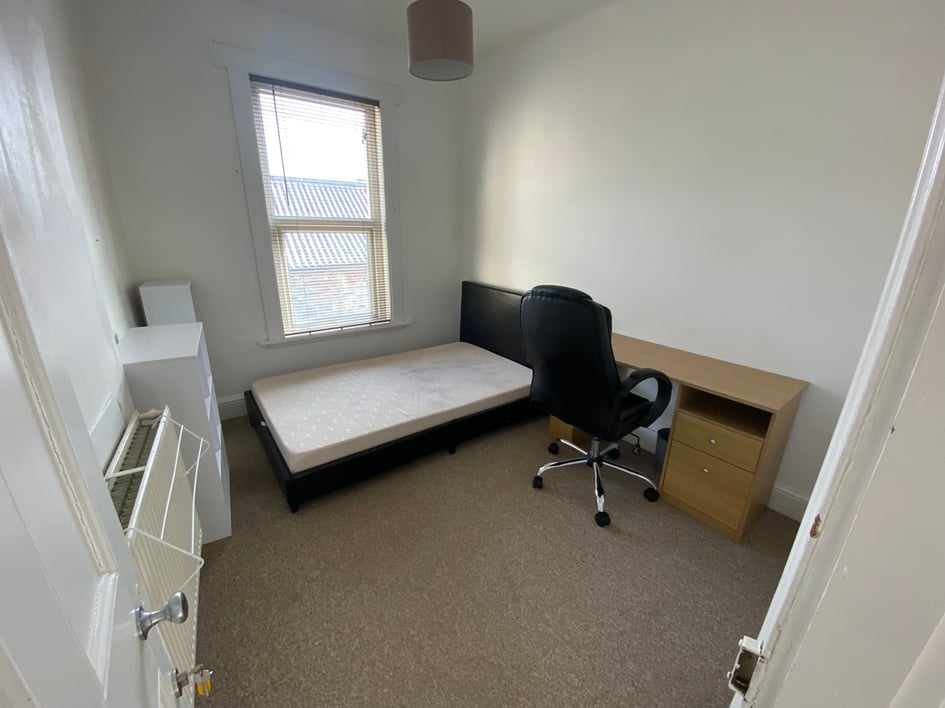 32 Eton Place (students), Plymouth - Image 2