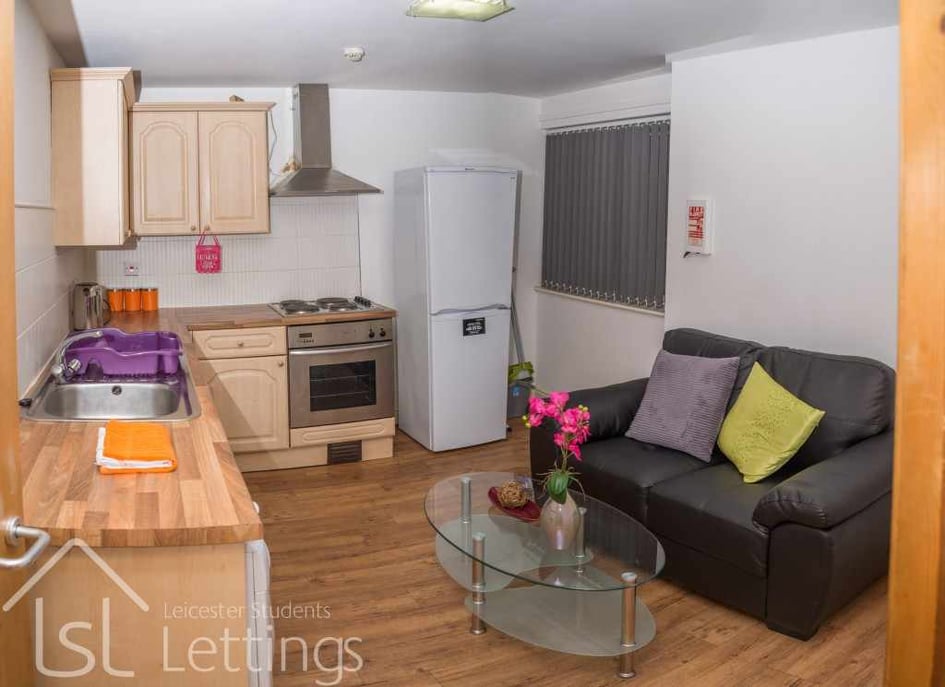 2 Bedroom Flat, Colton Street, Highfields, Leicester - Image 2
